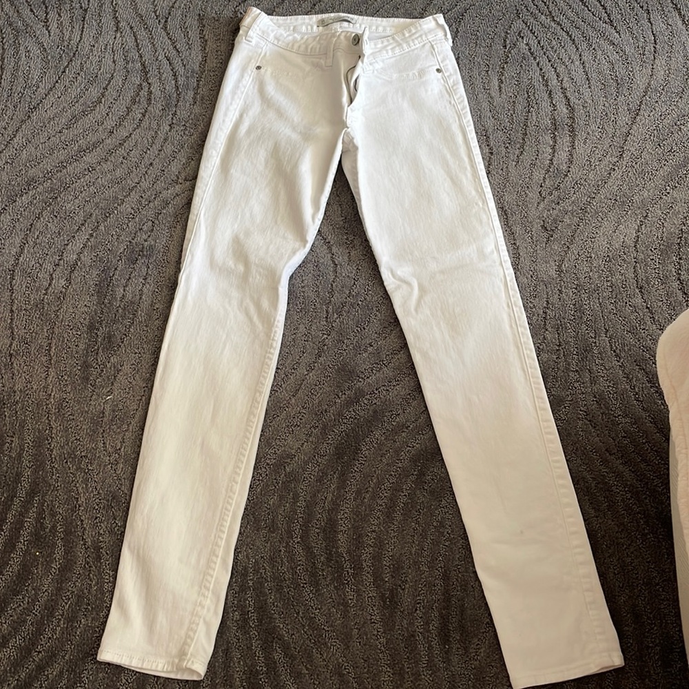 Abercrombie and Fitch white Jegging jeans size 6R. 28 waist 31 length